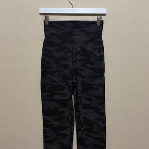 Athleta Black Camo Salutation Joggers. Excellent Condition!